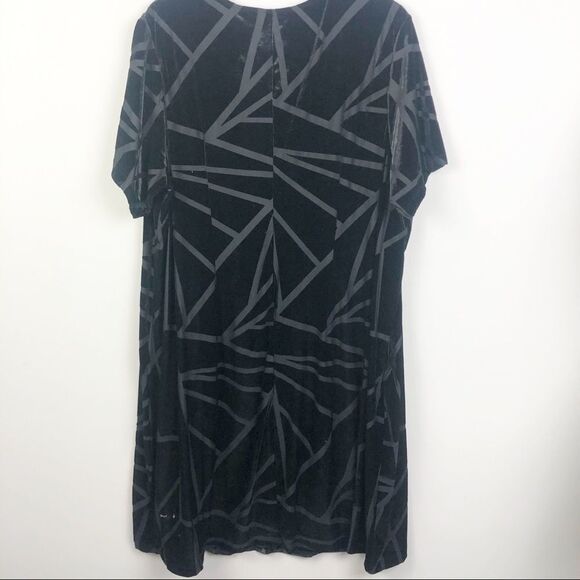 VIP KNITS BY AVENUE | Velvet Short Sleeve Dress Black Women’s Plus Size 22/24 - Picture 8 of 10